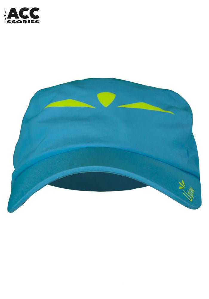 Vanntett himmelblå caps til herre. Gulgrønt Uglow symbol på toppen av capsen og diskret logo og symbol på bremmen. Capsen har regulerbar strikk i nakken, slik at den sitter godt på plass på vindfulle dager.